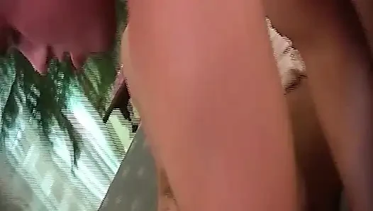 Blondine nimmt hartes anal-hämmern mit tropfendem creampie