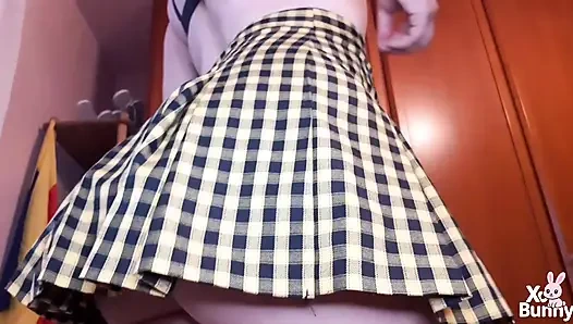 Aku lagi asik jalan pakai celana dalam di balik rokku sampai kentut