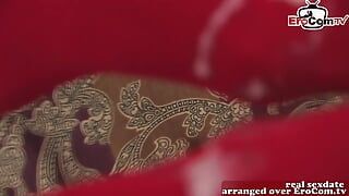 Brits kerstbrunette meisje in rode nylons wordt geneukt