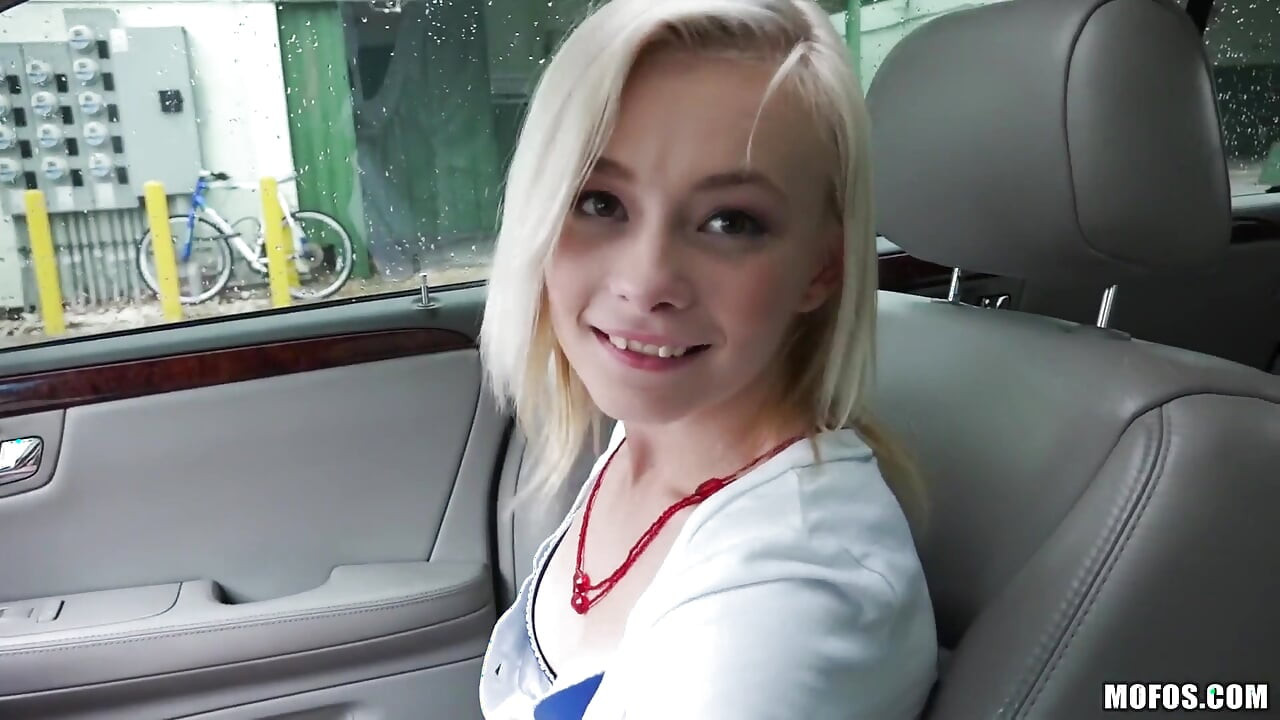 Stranded teens - si mungil maddy rose lagi asik nyepong kontol sebelum dientot habis-habisan di dalam mobil