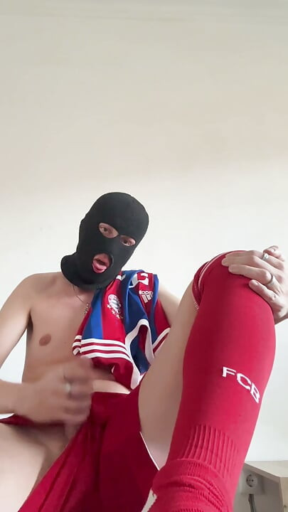 Fratele excitat vine acasă de la antrenamentul de fotbal