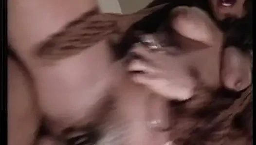 Azgın orta yaşlı seksi kadın patlamalı orgazm için damlayan amını parmaklıyor