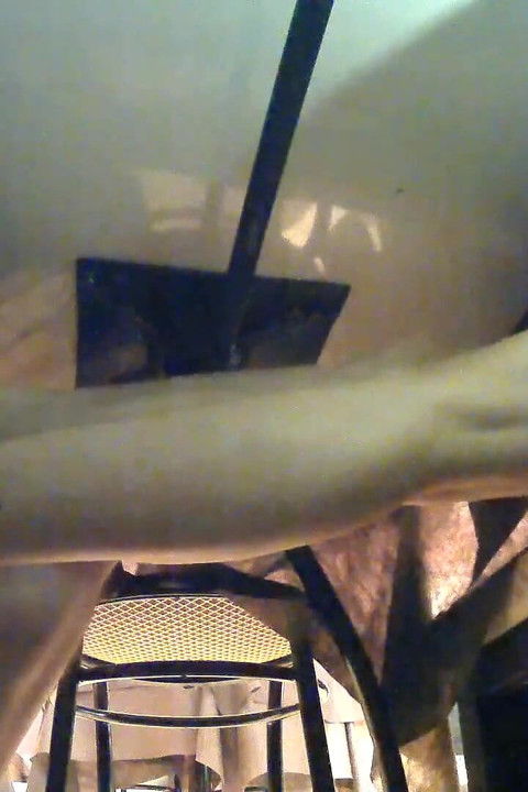 Sensuell barfot footsie på restaurant
