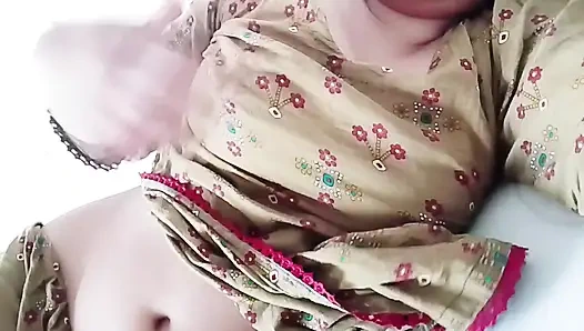 Schöne ehefrau zeigt ihre möpse und sie braucht einen großen langen schwanz