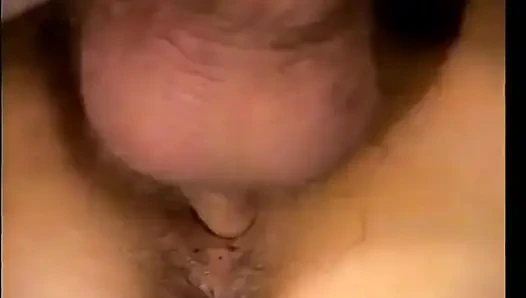 Dua cowok sange di sofa lagi asik nyepong kontol dan ngentot cewek cantik rambut hitam