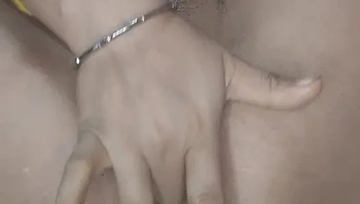 Desi bhabhi meraba dirinya sendiri