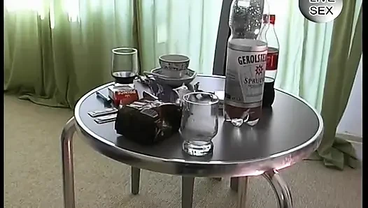 Olgun fahişe amcığı parmaklanıp sikilmeden önce külotlu çorapını yırtıyor