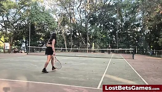 Rafaela иПалея принимают свой теннисный матч на стриптиз на улице