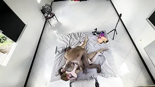ZWEI LESBISCHE MÄDCHEN LUTSCHEN UND FICKEN SICH VOR MIR GEGENSEITIG, ICH FICKE BEIDE