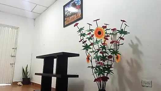 Temizlikçi kız, azgın patronu tarafından sevişiyor