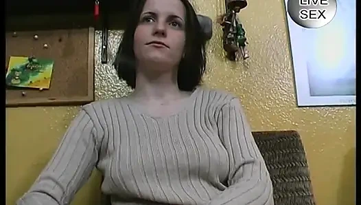 Соло-сучка-брюнетка мастурбирует киску игрушкой на кастинге