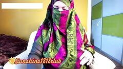 Une musulmane arabe BBW MILF cam girl en hijab se déshabille 02.14 - gros seins arabes sur webcam