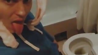 Budak seks jilat toilet di toilet