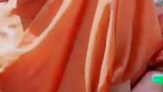 Beim baden nimmt die dorffrau nackt ein bad, nachdem sie sich komplett ausgezogen hat