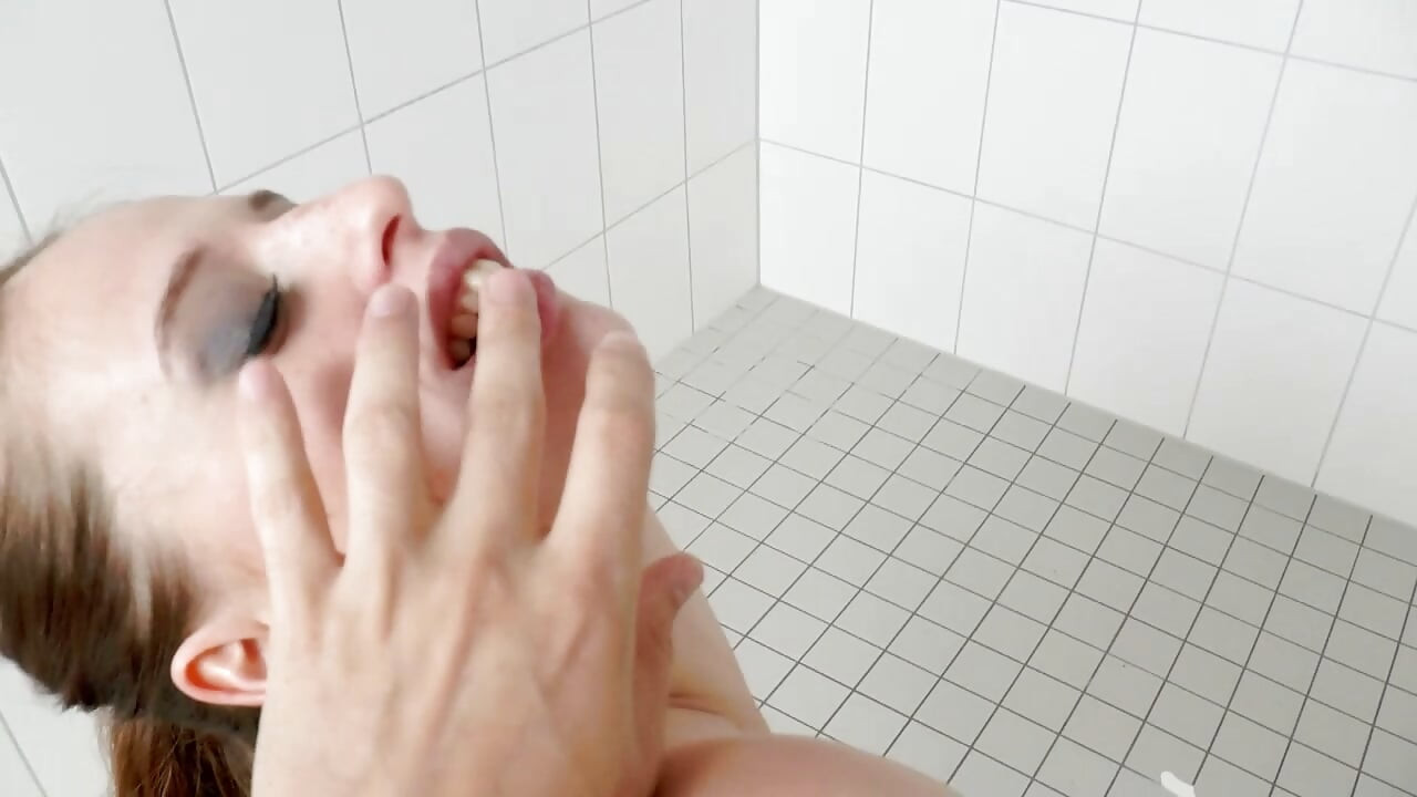 Mladá kundička s dokonalým tělem je zaneprázdněná tím, jak jí rozbije kundičku dva tvrdé ptáky