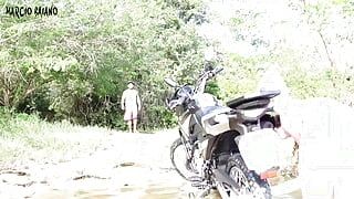 金发女孩被一个在小溪里帮她洗摩托车的男人操了两次