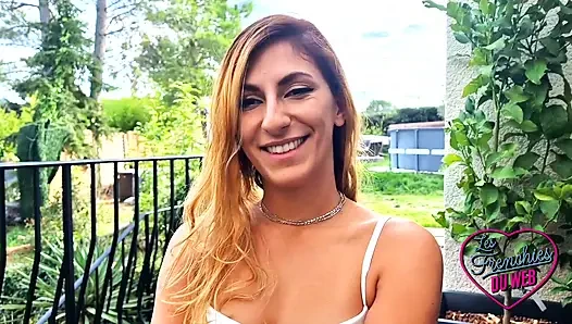 Stella, çiftin tadına bakmak isteyen çok azgın bir kız