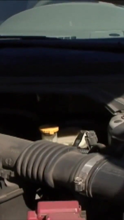 Rondborstige brunette tiener met siliconen tieten opgepikt | Clip 1