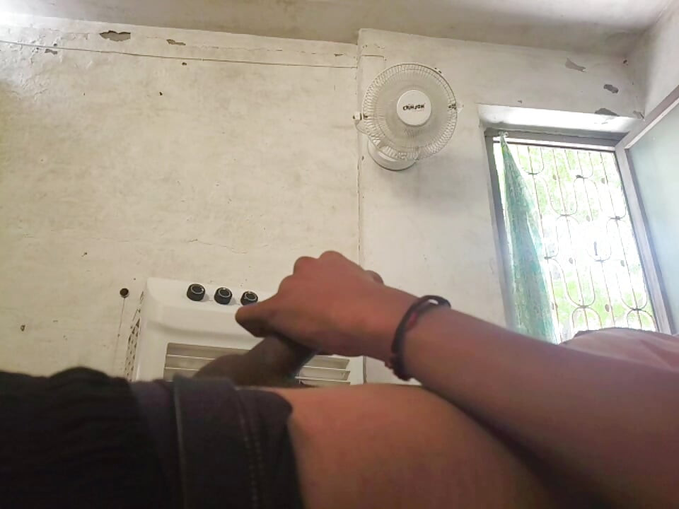 נער הודי צעיר שולט בזין גדול וגורם לו לגמור