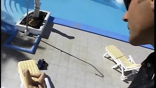 Muhteşem sarışın güneşlenen genç kızın yüzü açık havada sikiliyor ve anal seks yapıyor