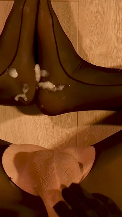 Éjaculation épaisse sur mes collants en soie noire | Clip 1