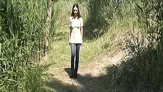 Sarışın Genç Kız Herkesin Içinde Vahşi Bir Şekilde Işiyor Yakın Çekim