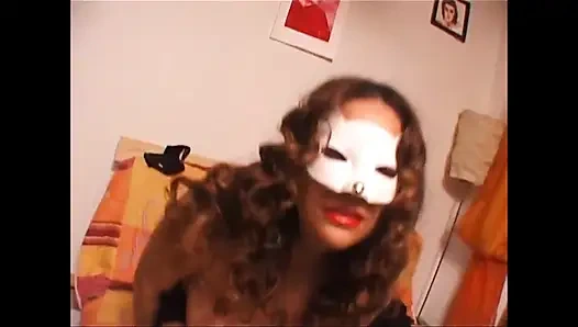 İri göğüslü klasik maskeli orta yaşlı seksi kadın üç parmakla amına mastürbasyon yapıyor ve eğleniyor