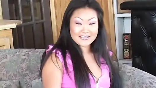 Asiatisches mädchen bekommt ihre muschi von einem weißen ausgefressen