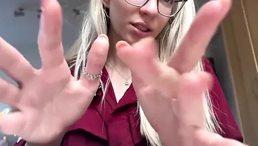 Gadis kejam menghukummu dengan menggelitik asmr