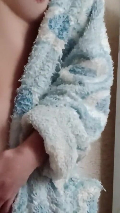 お風呂の後、両親が夕食をとっている間に自慰をします | クリップ 1