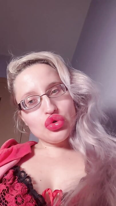 Vaљa ћena nije niљta jer volite Findom golmana. Edging ritual u velikim debelim naočarima i crvenim velikim usnama.