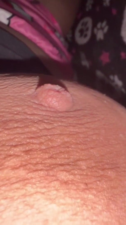 Madre caliente se graba sus enormes tetas a escondidas de su esposo | Clip 1