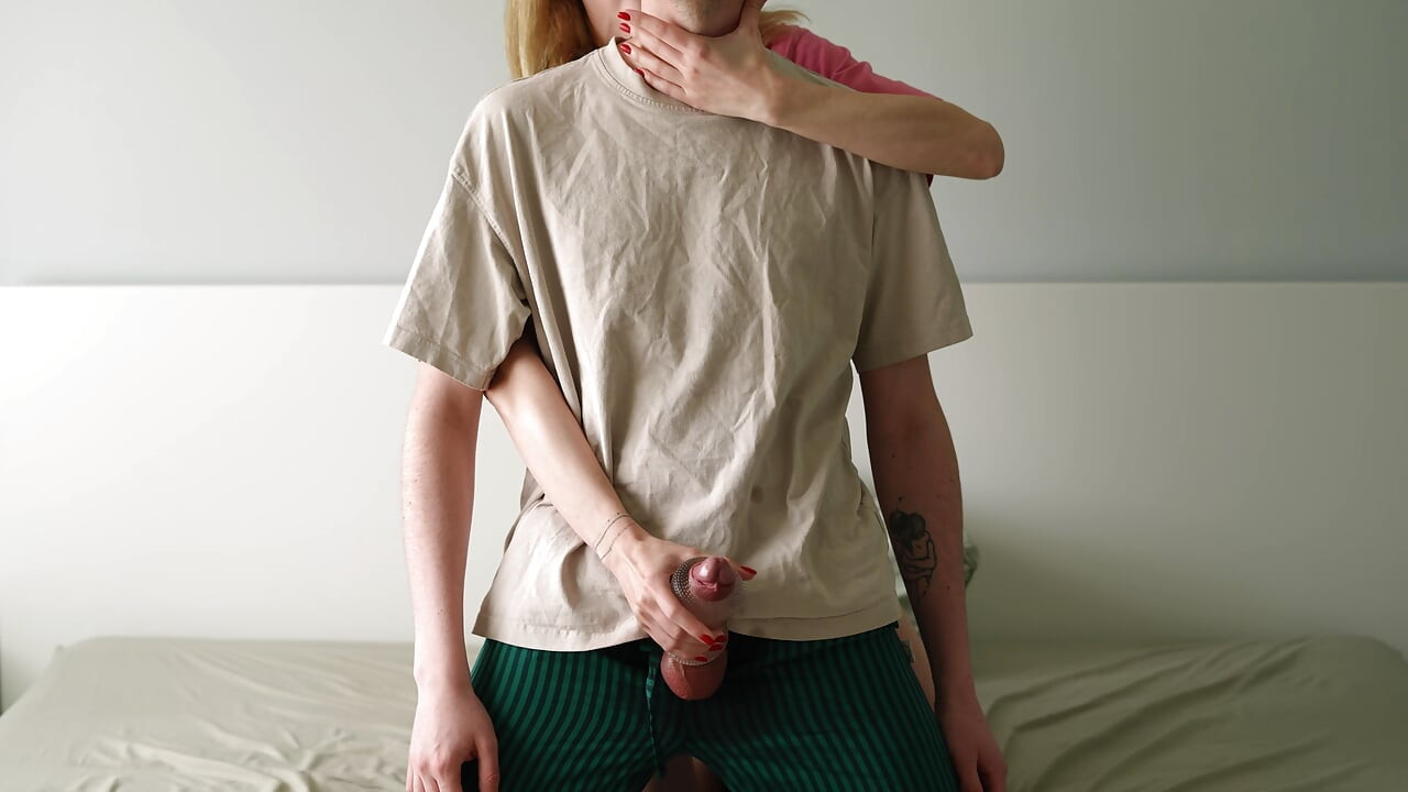 Sora vitregă m-a prins masturbându-mă cu jucărie sexuală și s-a oferit să mă ajute să ejaculez!
