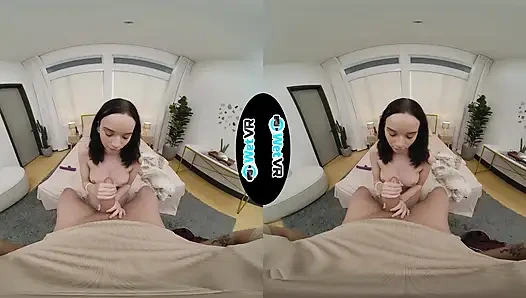 Genç hizmetçi sürtük bütün gün temizledikten sonra yarağa aç