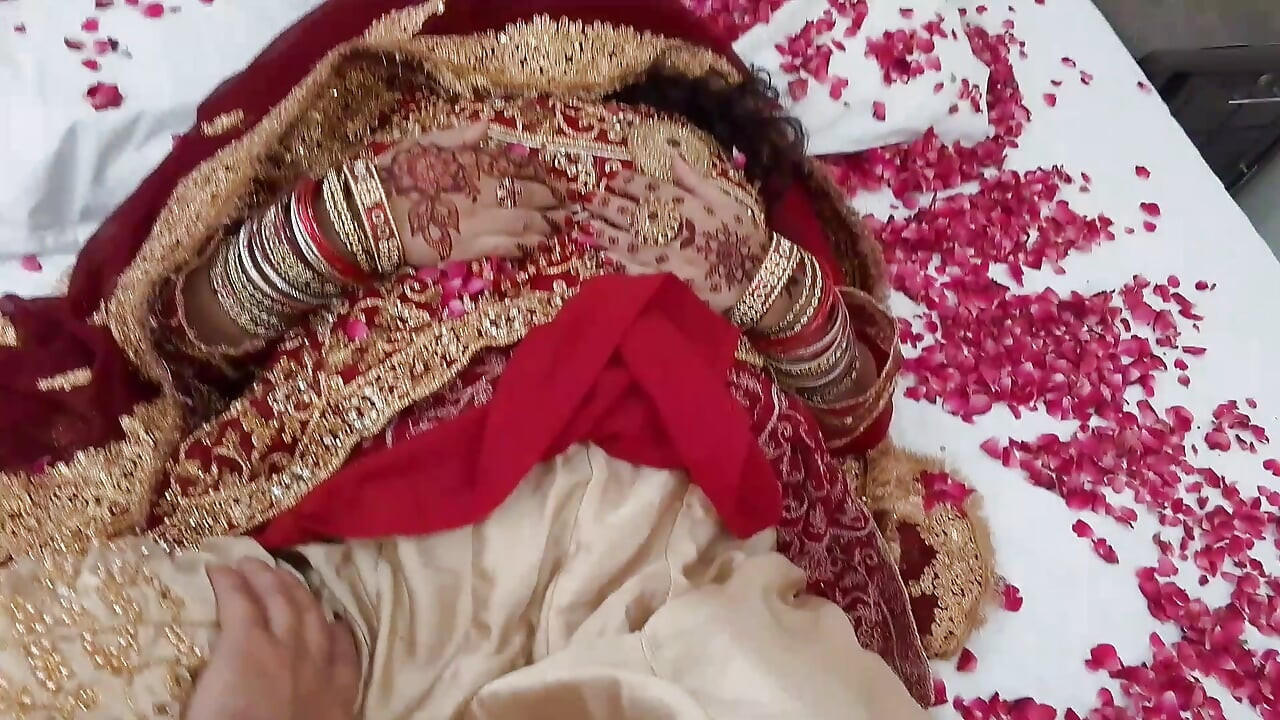 Suhagrat - première nuit de noces - nouveau couple indien sexy