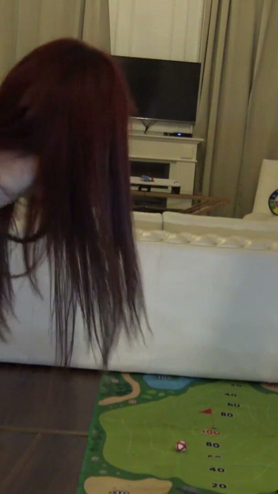 Só duas garotas de minissaias cortadas e modificadas se divertindo e jogando minigolfe para mostrar as calcinhas | Clip 2