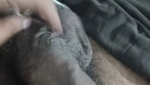 Un garçon desi excité se masturbe avec une grosse bite