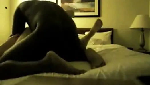 Пухлая белая женщина в домашнем видео занимается сексом с большим черным членом в домашнем видео