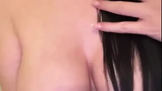 Stiefmutter mit dicken titten liebt es, zwei dildos zu lutschen