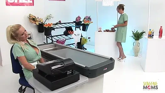 İki sarışın orta yaşlı seksi kadının müşterisini büyük göğüsleriyle azdırmasıyla bir bakkal dörtlü seks başlıyor