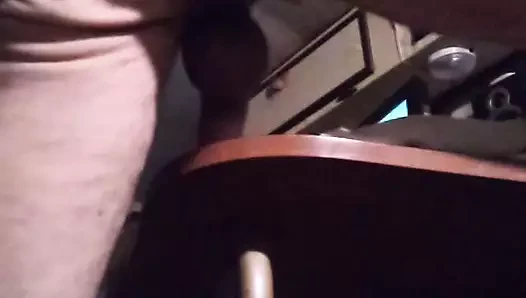 Треться об стіл.