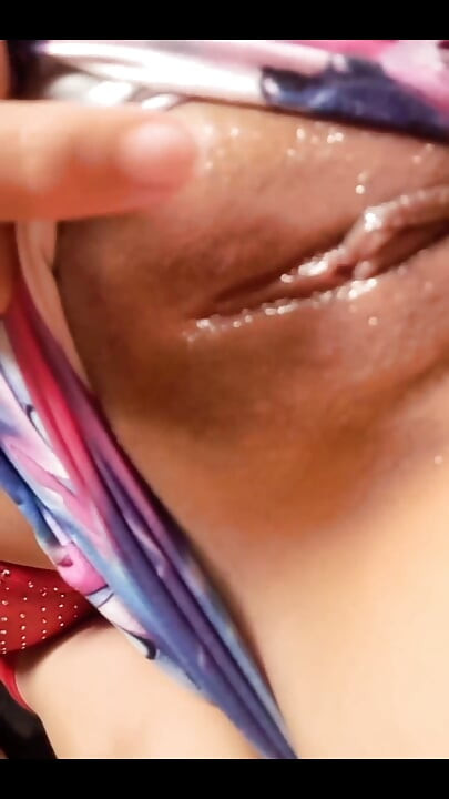 Masturbasi - gadis nakal pamer pantat masturbasi memeknya