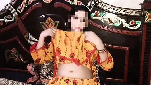 Çarpıcı genç Arap güzel kadın yoğun orgazm solo oyununa kadar sulu ıslak amını parmaklıyor