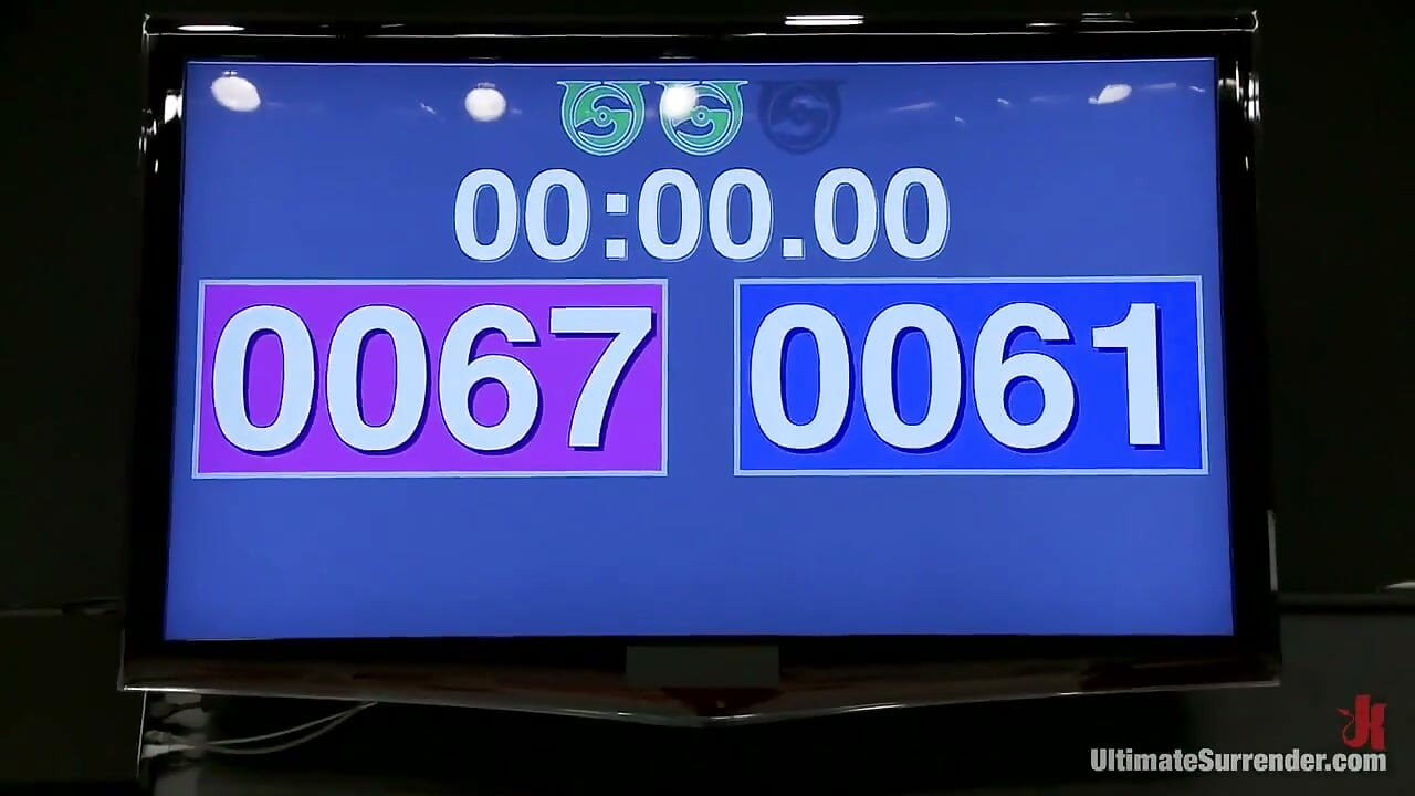 Batalla de los peso plumas 2 novatos van cara a cara para ver quién consigue follar doblemente al otro.