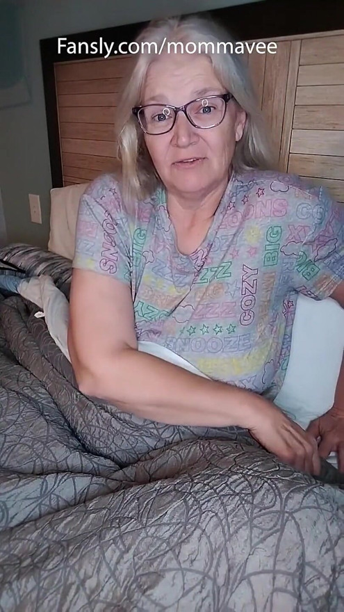 Milf caliente se masturba después de romper con su novio