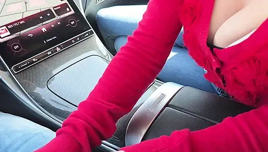 Vollbusige ehefrau lutscht meinen schwanz im auto und schluckt alles sperma