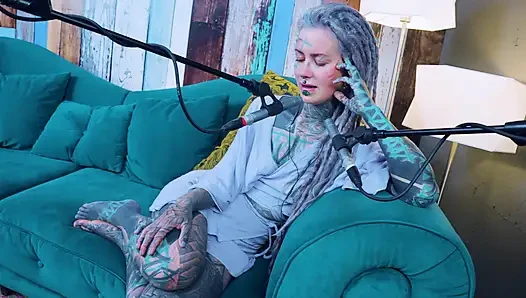 Ich spreche über Y - YOU - ASMR podcast SFW spricht goth dünnes mädchen dreadlocks tattoo-modell inked mädchen