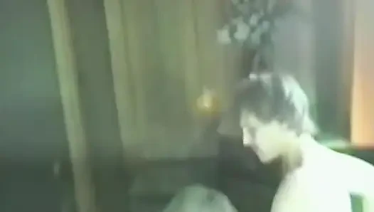 Zwei typen wechseln es an einer blondine mit kleinen titten ab