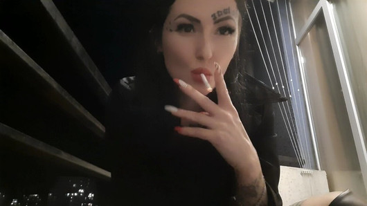 Fetiche de fumar de la encantadora dominatrix nika. Tragarás su humo de cigarrillo y sus cenizas