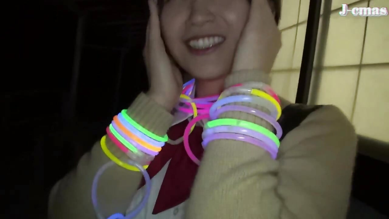 O frumusețe îndrăzneață îmbrățișează aer liber și lasă o urmă caldă în cazul în care pasiunea debordează. [A doua jumătate] - B